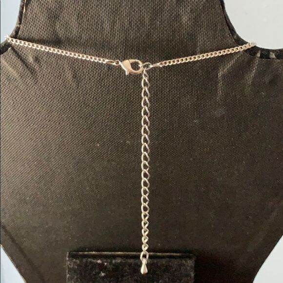 Silver necklace with colored bead pendant. - Picture 4 of 5